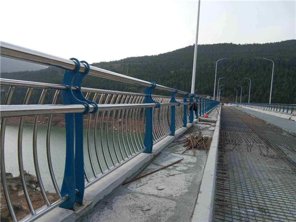 新疆不锈钢桥梁护栏的特点及其在桥梁安全中的重要作用