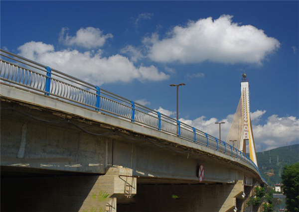 新疆304不锈钢桥梁护栏：安全、耐用与美观的完美结合