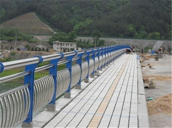 新疆不锈钢桥梁护栏是一种什么材质的护栏